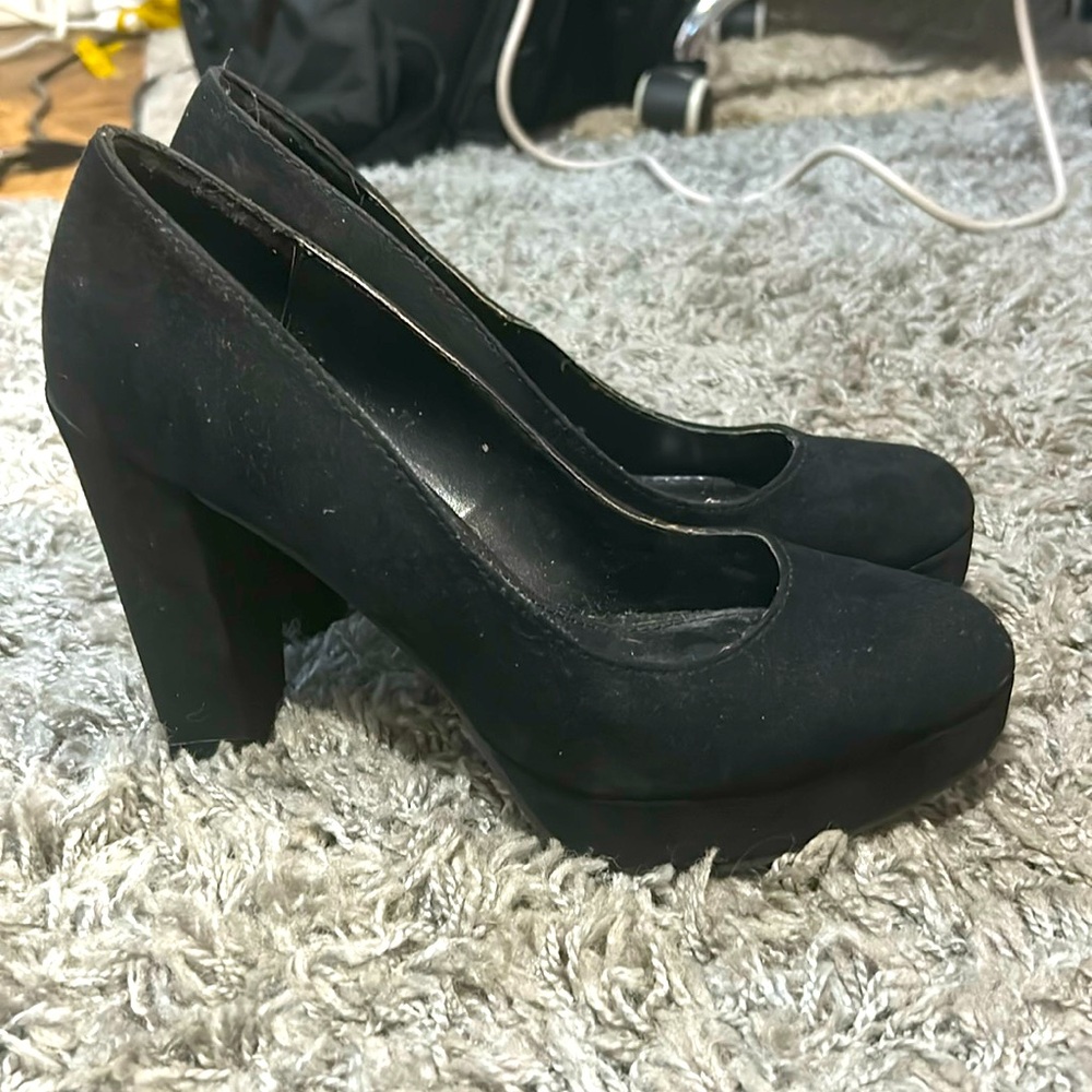 Black Pumps